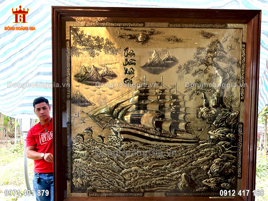 Tranh thuận buồm được làm theo phương pháp gò thủ công truyền thống